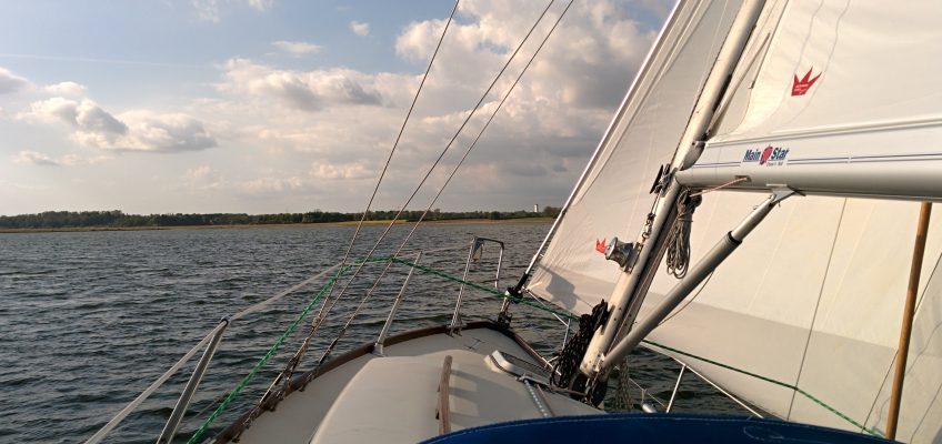 Segeltörn, Blick zum Bug, Segel im Wind